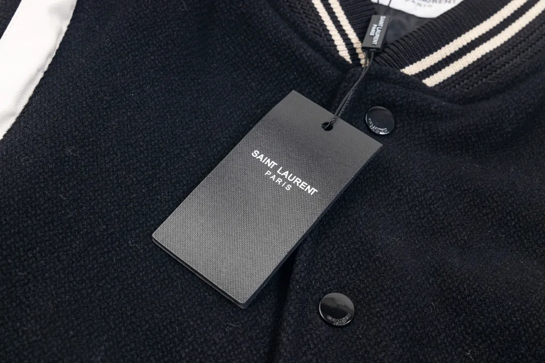 P450 top wool version. The high version is available in stock sizes. Saint Laure slp classic leather patchwork black and white baseball collar jacket. The original version is 1:1 to develop the highest version on the Internet. It took 2 months to customize pure wool fabric and jacquard ribbing (ordinary machines cannot achieve this jacquard effect). The version is super handsome. The patchwork position is very particular about the parking space technology. Whether the whole dress looks good depends on the position 46-48-50-52.